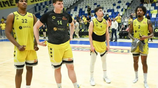 מחכים להחלטה. שחקני אליצור נתניה (צילום: ברני ארדוב)