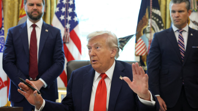 נשיא ארצות הברית דונלד טראמפ במסיבת עיתונאים בחדר הסגלגל (צילום: רויטרס)