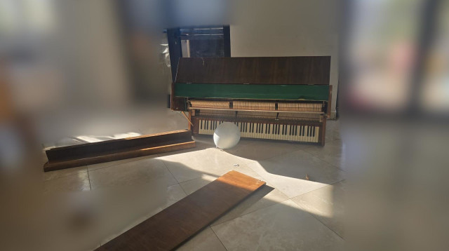 הפסנתר שנפל על הילד (צילום: דוברות המשטרה)