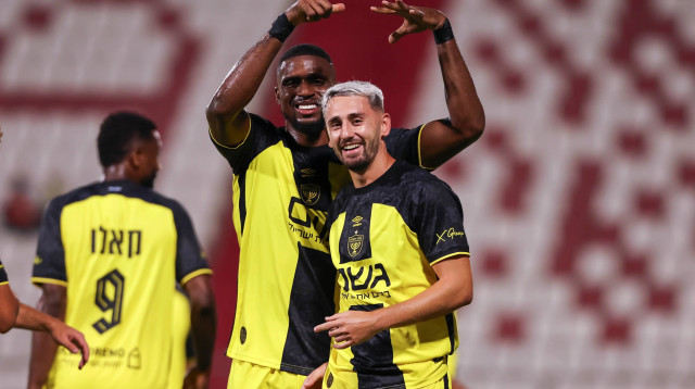 עומר אצילי לצד בריאן קרבאלי, בית"ר ירושלים (צילום: מאור אלקסלסי)