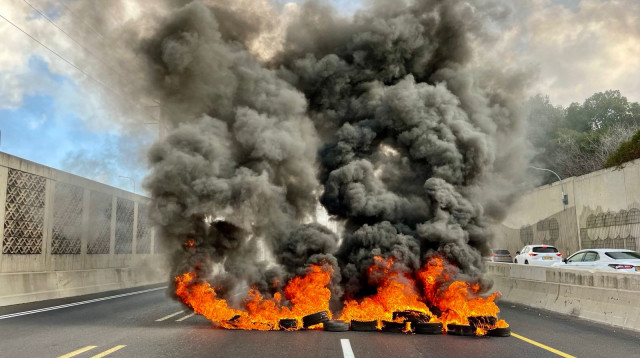 חסימה במחלף יוספטל - יום שיבוש לשחרור החטופים (צילום: אלון ד.)