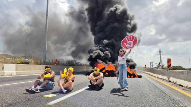 פעילים חוסמים את כביש 471 (צילום: טל אביב)