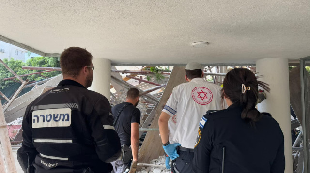 קריסת הפיגומים בבניין בתל אביב (צילום: דוברות המשטרה)