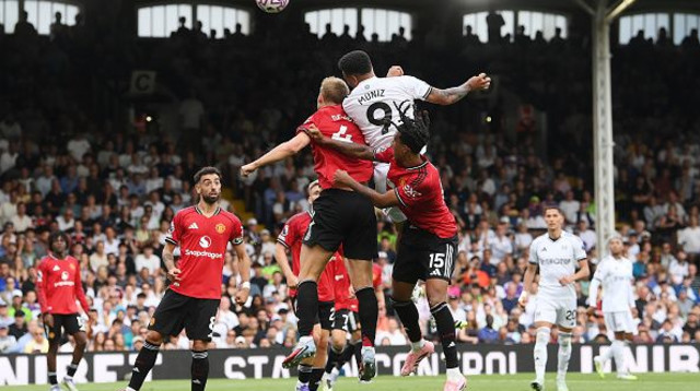 רודריגו מוניז (פולהאם) מול שחקני מנצ'סטר יונייטד (צילום: Getty images)