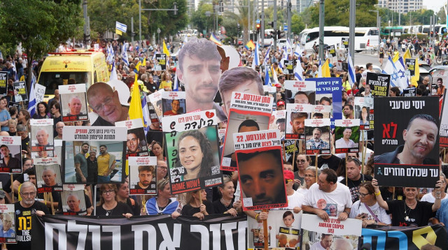 צעדת משפחות החטופים מתכנסת בסבידור לקראת יציאה לכיכר החטופים (צילום: דנה רעני)