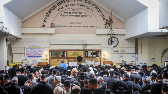 יהודים מתפללים בקבר רבי נחמן מברסלב באומן (צילום: חיים גולדברג, פלאש 90)