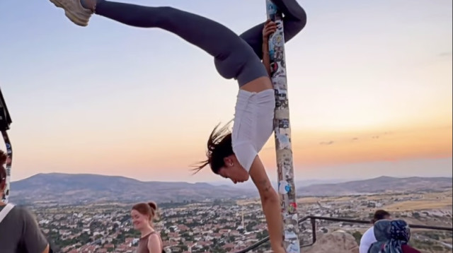 תיירת נעצרה כי רקדה על עמוד (צילום: צילום מסך מתוך האינסטגרם)