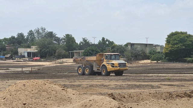 בניית שכונת המורים בעין הבשור  (צילום: פלד ארבלי)