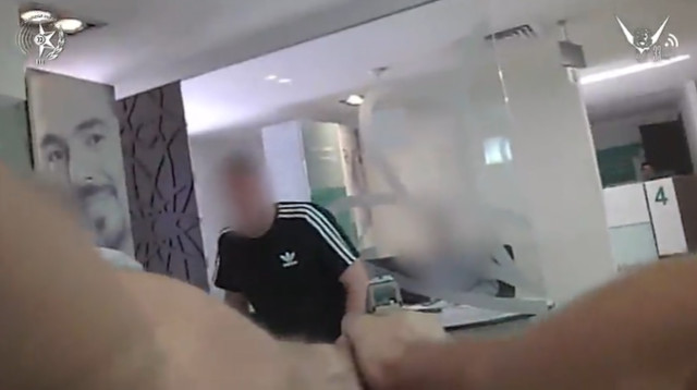 מעצר המחבל בבנק בחברון (צילום:  יחידת הגדעונים 33)