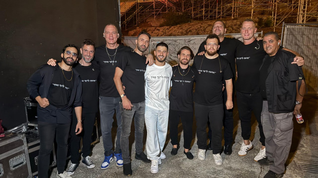 עדן חסון והלהקה שלו (צילום: מאי זינו)