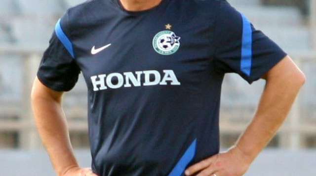 סטר לאייל ברקוביץ' באימון. ראובן עטר (צילום: אדריאן הרבשטיין)