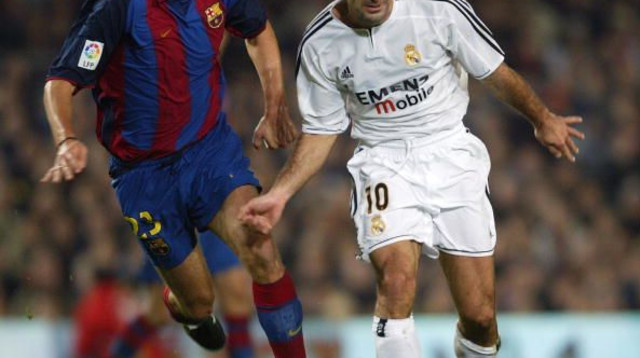 לואיס פיגו במדי ריאל מדריד מול טיאגו מוטה במדי ברצלונה (צילום: Shaun Botterill)