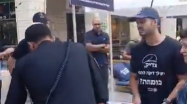 פינוי הדוכן של "חוזרים בתבונה" בירושלים (צילום: צילום מסך, רשת X)