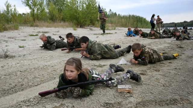 ילדים ונערים במחנה הצבאי של רוסיה (צילום: רויטרס)