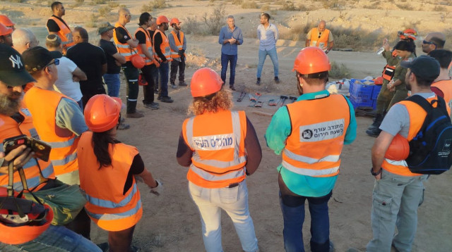 ראש מועצת עומר ארז בדש ביחד עם מנכ"ל המועצה אהרוני שבתאי נפגשים עם המתנדבים בסיום ההכשרה (צילום: דוברות מועצת עומר)