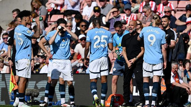 שחקני מנצ'סטר סיטי בהפסקה שתייה (צילום: Mike Hewitt)