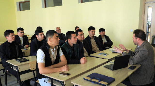 סטודנטים אוזבקיסטנים (צילום: מיכאל שנקר)