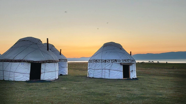 בקתות בקירגיסטן (צילום: שי להב)