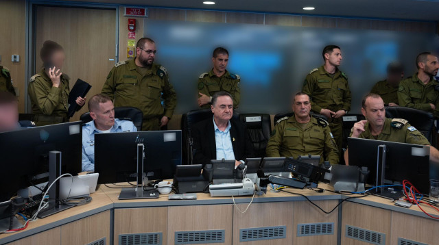 שר הביטחון ישראל כ"ץ בבור חיל האוויר במהלך תקיפות הפיקוד הבכיר של החות'ים בתימן (צילום: שירה קינן, משרד הביטחון)