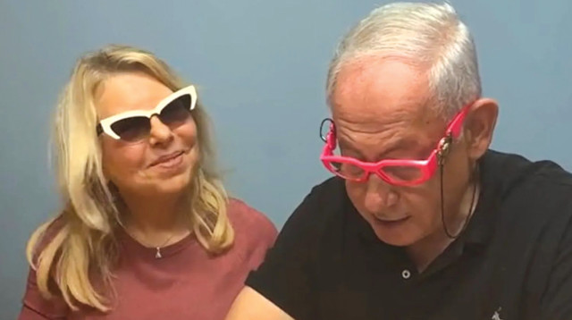 בני הזוג נתניהו בסרטון המשקפיים הוורודים (צילום: צילום מסך (ארכיון) חשבון האינסטגרם של נתניהו)