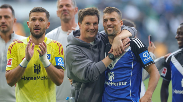 יונאס מפרט שחקן המבורג עם המאמן מרלין פולצין, השוער דניאל הוייר פרננדס (צילום: GettyImages, Jürgen Fromme - firo sportphoto)