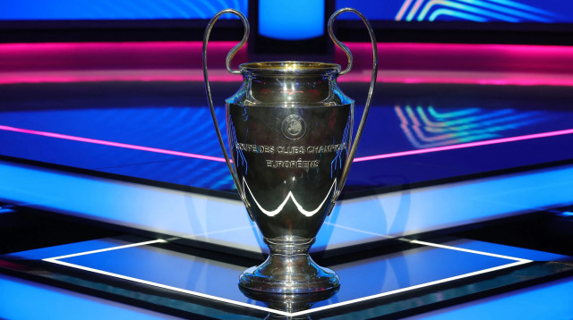 גביע האלופות מוצג לפני הגרלת ליגת האלופות 2025/26 (צילום: רויטרס)