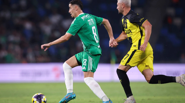 דולב חזיזה שחקן מכבי חיפה לפני עומר אצילי שחקן בית"ר ירושלים (צילום: מאור אלקסלסי)