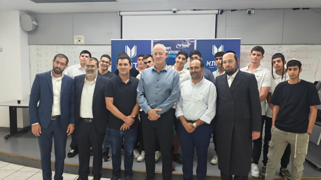 טקס חנוכת ישיבת הסדר חרדית חדשה בנתניה, במעמד בני גנץ (צילום: יחצ)