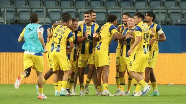 שחקני מכבי תל אביב חוגגים (צילום: אתר רשמי, מכבי תל אביב)