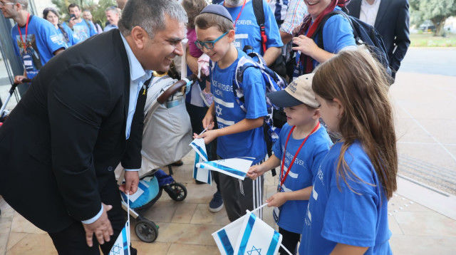 אופיר סופר עם העולים החדשים  (צילום: סיוון שחור)
