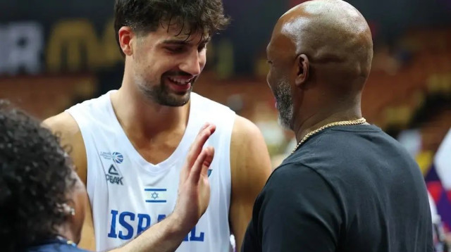 שחקן נבחרת ישראל, דני אבדיה, עם מאמן פורטלנד, צ'ונסי בילאפס (צילום: אודי ציטיאט)