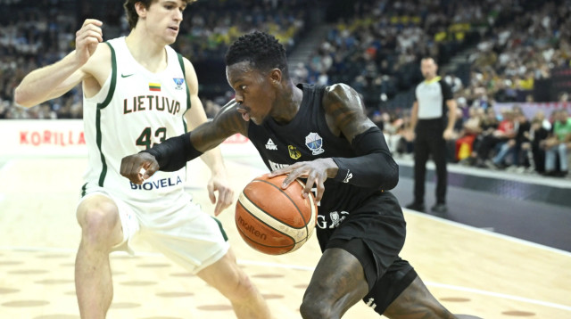 דניס שרודר שחקן נבחרת גרמניה מול איגנס סרגיונאס שחקן נבחרת ליטא (צילום: GettyImages, HEIKKI SAUKKOMAA/AFP)