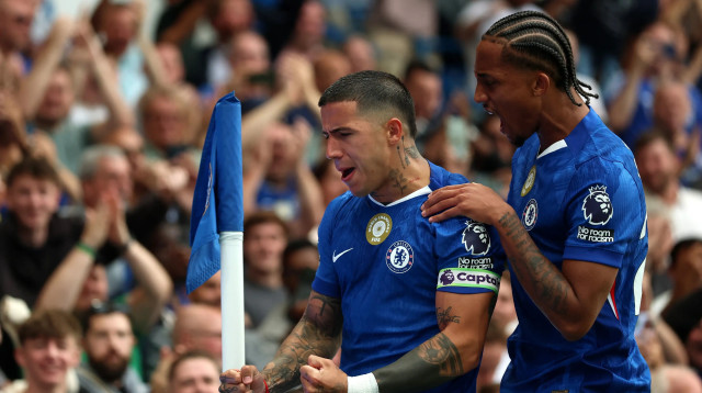 אנסו פרננדס שחקן צ'לסי חוגג שער, מאחוריו ז'ואאו פדרו (צילום: רויטרס)