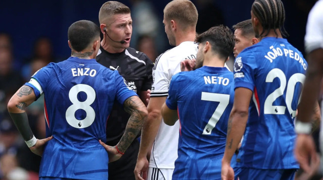 רוברט ג'ונס שופט כדורגל אנגלי מסביר את פסילת השער של פולהאם מול צ'לסי (צילום: רויטרס)