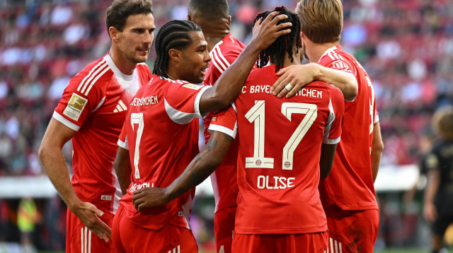 שחקני באיירן מינכן חוגגים עם סרג' גנאברי (צילום: רויטרס)