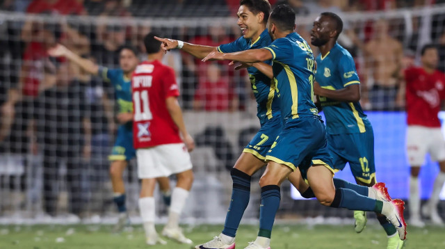 שחקני בני ריינה חוגגים עם אנטוניו ספר (צילום: מאור אלקסלסי)