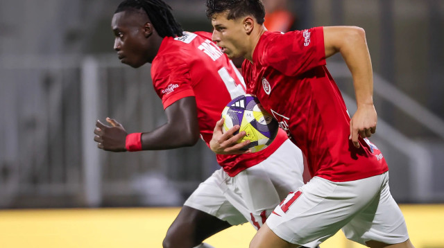 שחקני הפועל תל אביב, סתיו טוריאל, דניאל דאפה (צילום: מאור אלקסלסי)