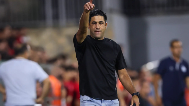 מאמן הפועל תל אביב אליניב ברדה (צילום: מאור אלקסלסי)