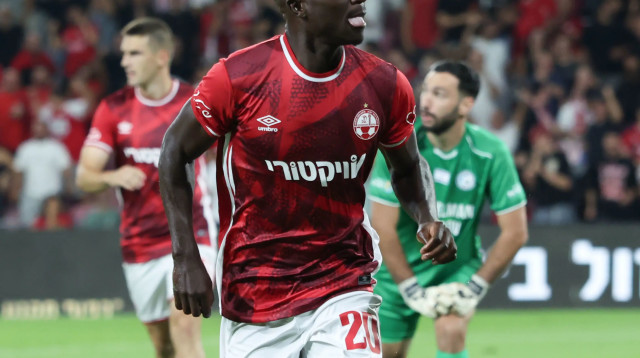 קינגס קאנגווה שחקן הפועל באר שבע חוגג שער (צילום: דני מרון)