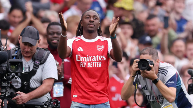 אברצ'י אזה מוצג כשחקן ארסנל (צילום: GettyImages, Catherine Ivill - AMA)