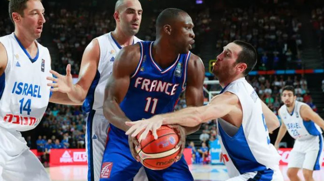 יבזורי, כדיר וגרין מנסים לעצור את פייטרוס ב-2015 (צילום: GettyImages, Catherine Steenkeste)