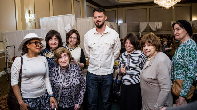 שורד השבי אנדריי קוזלוב עם שורדי השואה (צילום: יח"צ)