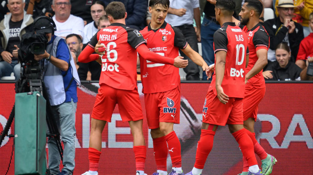 שחקני ראן חוגגים עם אסטבן לפול (צילום: GettyImages, LOIC VENANCE/AFP)