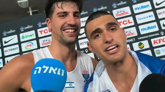 ים מדר, דני אבדיה, שחקני נבחרת ישראל בכדורסל חוגגיםפ את הניצחון על צרפת (צילום: מערכת וואלה, אור שקדי)