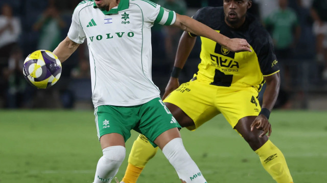 דולב חזיזה שחקן מכבי חיפה לפני בריאן קרבאלי שחקן בית"ר ירושלים (צילום: דני מרון)