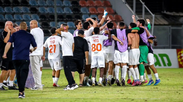 שחקני הפועל כפר שלם חוגגים (צילום: קובי אליהו)