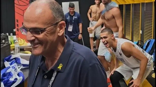 צפו: אריאל בית הלחמי חוגג בחדר ההלבשה את הניצחון של נבחרת ישראל על צרפת (צילום: אתר רשמי, איגוד הכדורסל)