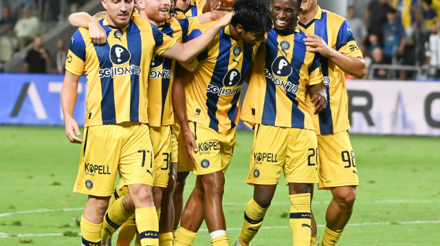 שחקני מכבי תל אביב חוגגים (צילום: ברני ארדוב)