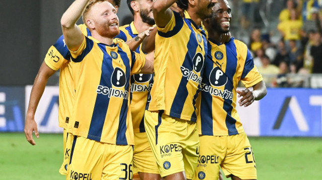 עידו שחר, דור פרץ ושחקני מכבי תל אביב (צילום: ברני ארדוב)