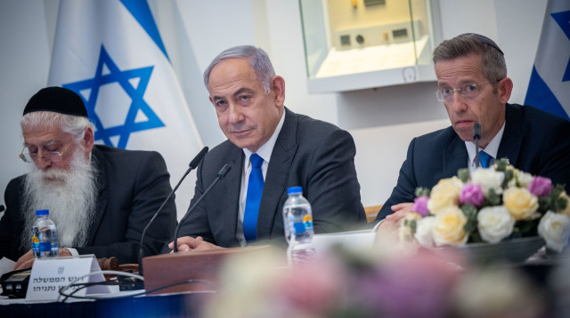 בנימין נתניהו בישיבת ממשלה (צילום: יונתן זינדל פלאש 90)